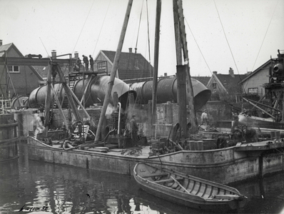 841765 Afbeelding van de bouw van het Vechtgemaal in de sluis in de Vecht te Muiden (provincie Noord-Holland).